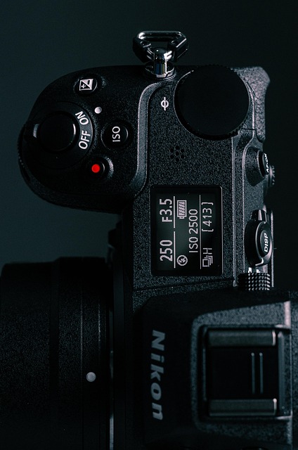 arkusz Excel z budżetem domowym oraz kalkulator na biurku