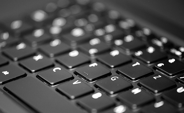 zespół edukacyjny planujący program kursów finansów domowych w biurze w Warszawie